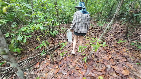 สาวไทยเดินคุยเล่นเก็บเห็ดในป่า แอบโชว์ในป่าลึก เสียงไทยชัด