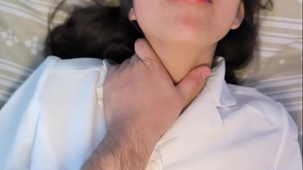 ESTUDIANTE DE ENFERMERÍA RESULTÓ BIEN CALIENTE!! A la tímida del salón le gusta que la ahorque cuando me la cojo. Parte 1